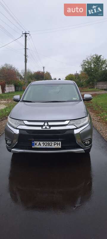 Внедорожник / Кроссовер Mitsubishi Outlander 2016 в Березане