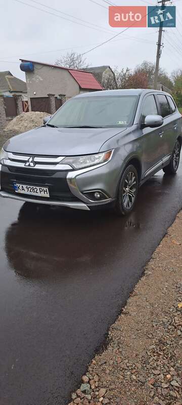 Внедорожник / Кроссовер Mitsubishi Outlander 2016 в Березане