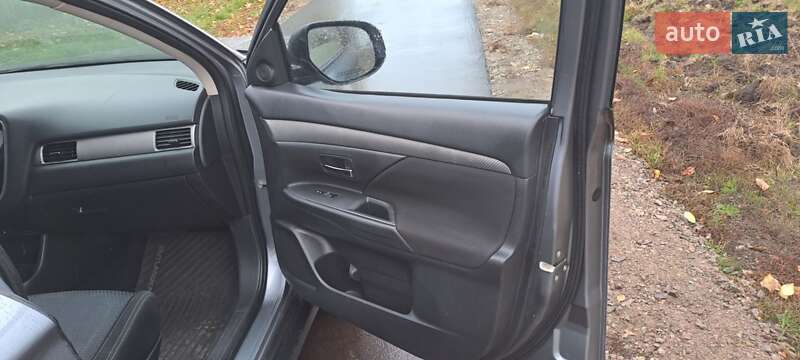 Внедорожник / Кроссовер Mitsubishi Outlander 2016 в Березане