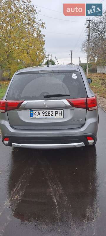 Внедорожник / Кроссовер Mitsubishi Outlander 2016 в Березане