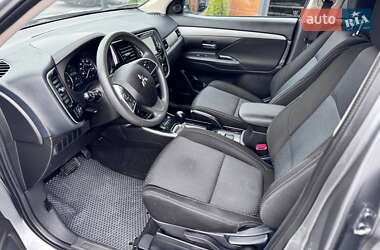 Позашляховик / Кросовер Mitsubishi Outlander 2018 в  фото 14 Позашляховик / Кросовер Mitsubishi Outlander 2018 в