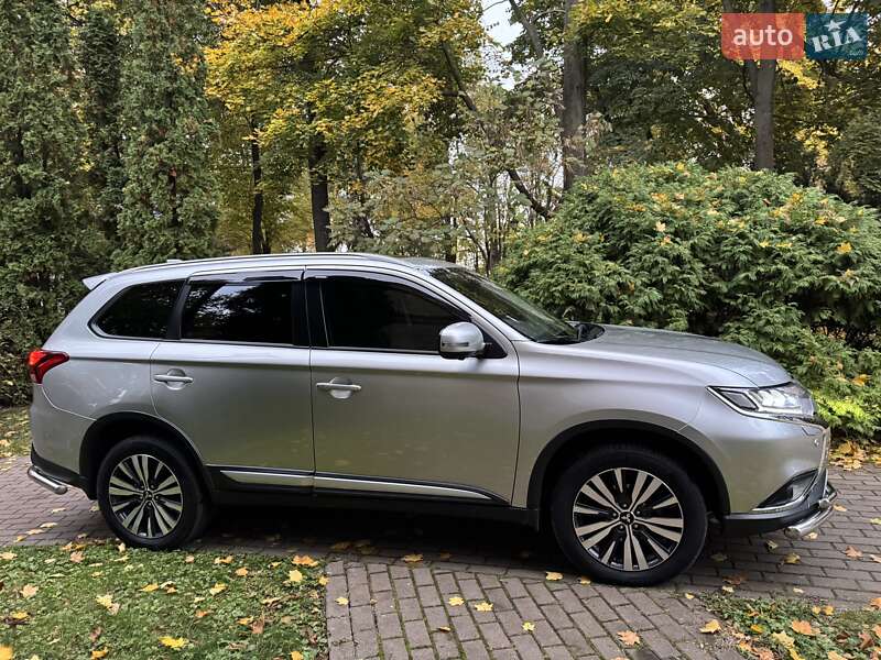 Позашляховик / Кросовер Mitsubishi Outlander 2018 в Києві