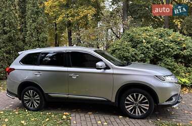 Внедорожник / Кроссовер Mitsubishi Outlander 2018 в 