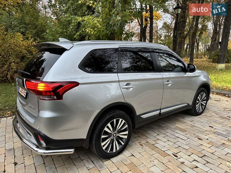 Позашляховик / Кросовер Mitsubishi Outlander 2018 в Києві