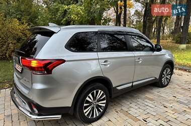 Внедорожник / Кроссовер Mitsubishi Outlander 2018 в 