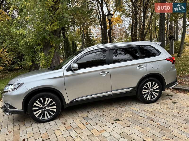 Позашляховик / Кросовер Mitsubishi Outlander 2018 в Києві