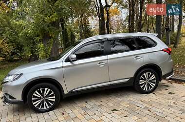 Внедорожник / Кроссовер Mitsubishi Outlander 2018 в 