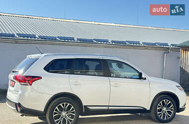 Внедорожник / Кроссовер Mitsubishi Outlander 2016 в 