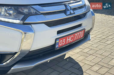 Внедорожник / Кроссовер Mitsubishi Outlander 2016 в 
