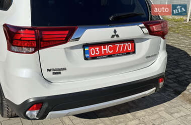 Внедорожник / Кроссовер Mitsubishi Outlander 2016 в 