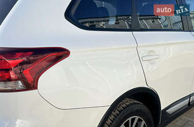 Внедорожник / Кроссовер Mitsubishi Outlander 2016 в 