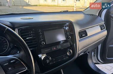 Внедорожник / Кроссовер Mitsubishi Outlander 2016 в 