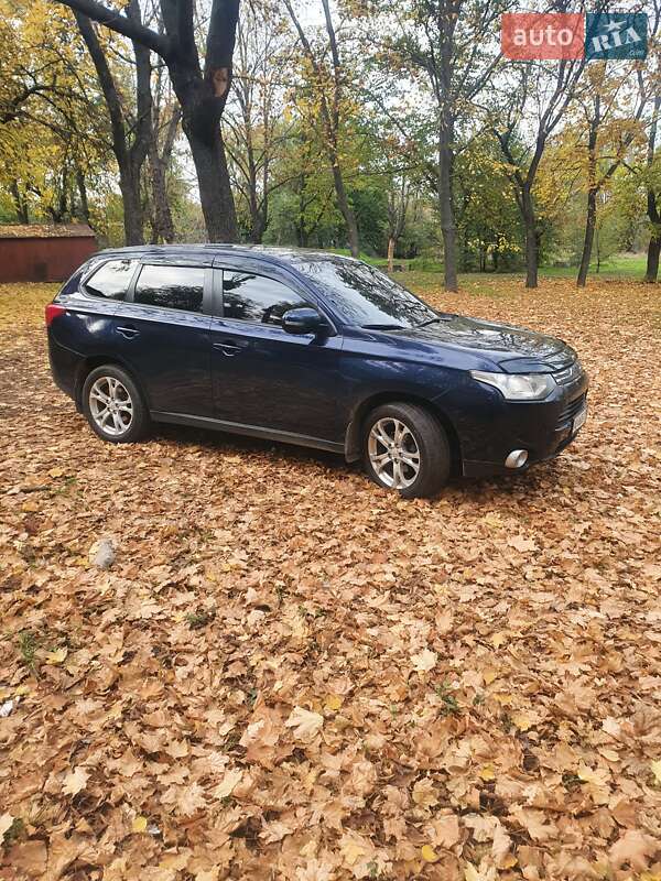 Внедорожник / Кроссовер Mitsubishi Outlander 2013 в Кривом Роге