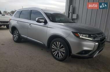 Внедорожник / Кроссовер Mitsubishi Outlander 2017 в 