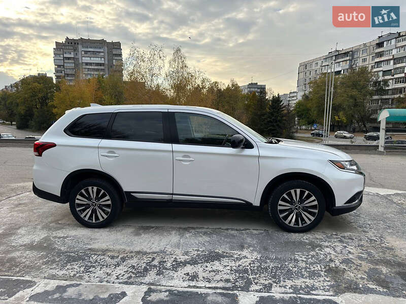 Позашляховик / Кросовер Mitsubishi Outlander 2020 в  фото Позашляховик / Кросовер Mitsubishi Outlander 2020 в