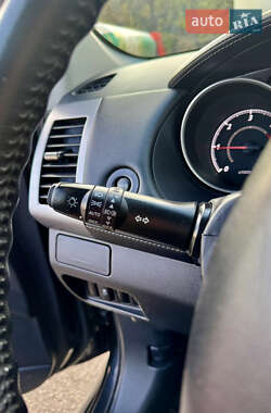 Внедорожник / Кроссовер Mitsubishi Outlander 2012 в 