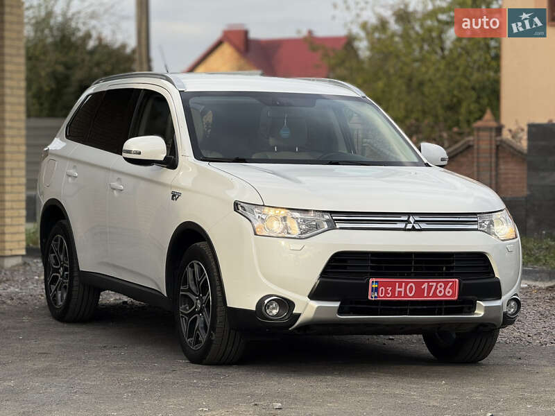 Внедорожник / Кроссовер Mitsubishi Outlander 2015 в 