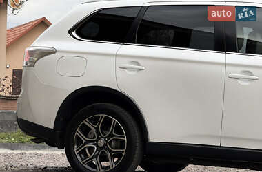 Внедорожник / Кроссовер Mitsubishi Outlander 2015 в 