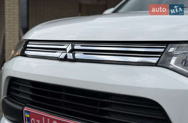 Внедорожник / Кроссовер Mitsubishi Outlander 2015 в 