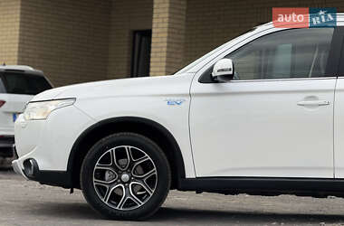Внедорожник / Кроссовер Mitsubishi Outlander 2015 в 