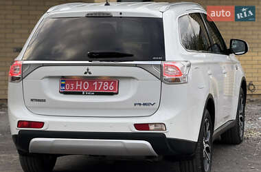 Внедорожник / Кроссовер Mitsubishi Outlander 2015 в 