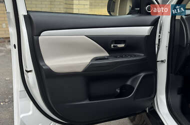 Внедорожник / Кроссовер Mitsubishi Outlander 2015 в 