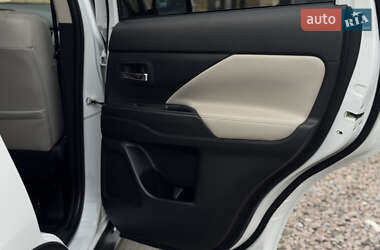 Внедорожник / Кроссовер Mitsubishi Outlander 2015 в 
