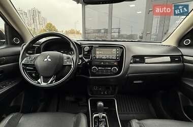 Внедорожник / Кроссовер Mitsubishi Outlander 2016 в 
