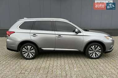 Позашляховик / Кросовер Mitsubishi Outlander 2019 в  фото 5 Позашляховик / Кросовер Mitsubishi Outlander 2019 в