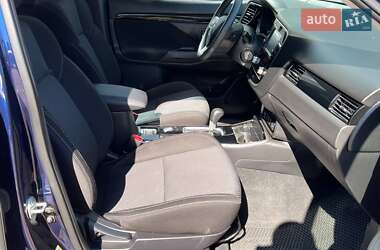 Позашляховик / Кросовер Mitsubishi Outlander 2020 в 