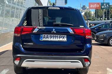 Позашляховик / Кросовер Mitsubishi Outlander 2020 в 