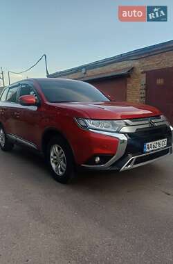 Внедорожник / Кроссовер Mitsubishi Outlander 2019 в 