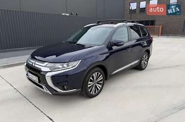 Внедорожник / Кроссовер Mitsubishi Outlander 2021 в 