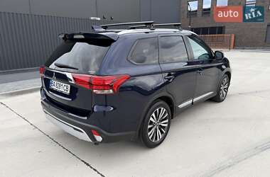 Внедорожник / Кроссовер Mitsubishi Outlander 2021 в 