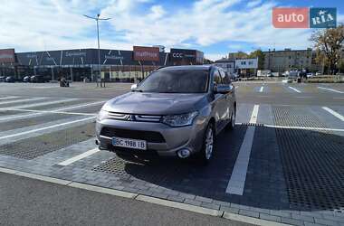 Внедорожник / Кроссовер Mitsubishi Outlander 2012 в 