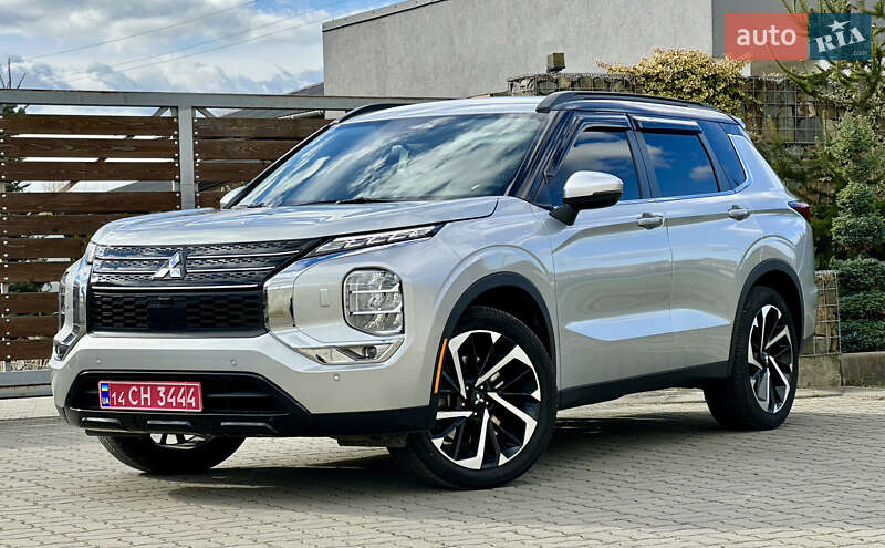 Позашляховик / Кросовер Mitsubishi Outlander 2022 в  фото Позашляховик / Кросовер Mitsubishi Outlander 2022 в