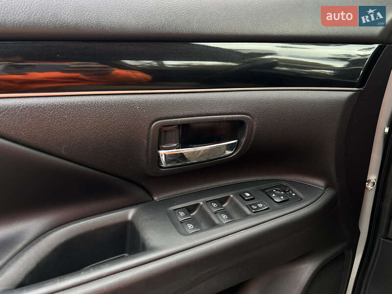 Позашляховик / Кросовер Mitsubishi Outlander 2018 в Житомирі