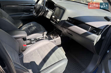 Позашляховик / Кросовер Mitsubishi Outlander 2020 в 