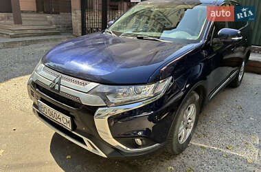 Позашляховик / Кросовер Mitsubishi Outlander 2020 в 