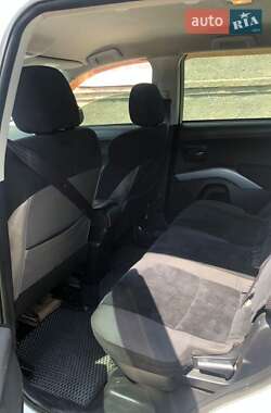 Внедорожник / Кроссовер Mitsubishi Outlander 2012 в 