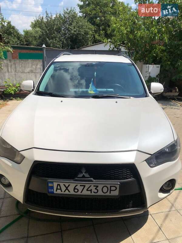 Внедорожник / Кроссовер Mitsubishi Outlander 2012 в 