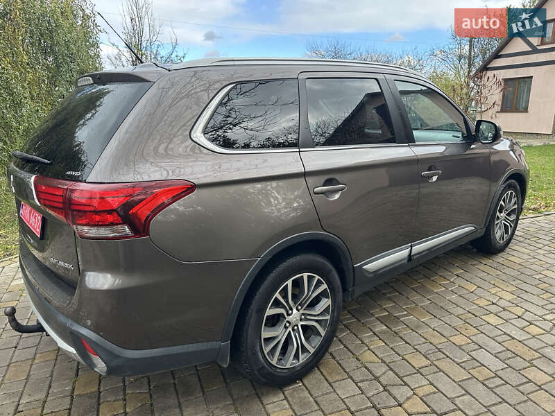 Позашляховик / Кросовер Mitsubishi Outlander 2016 в Радивиліві