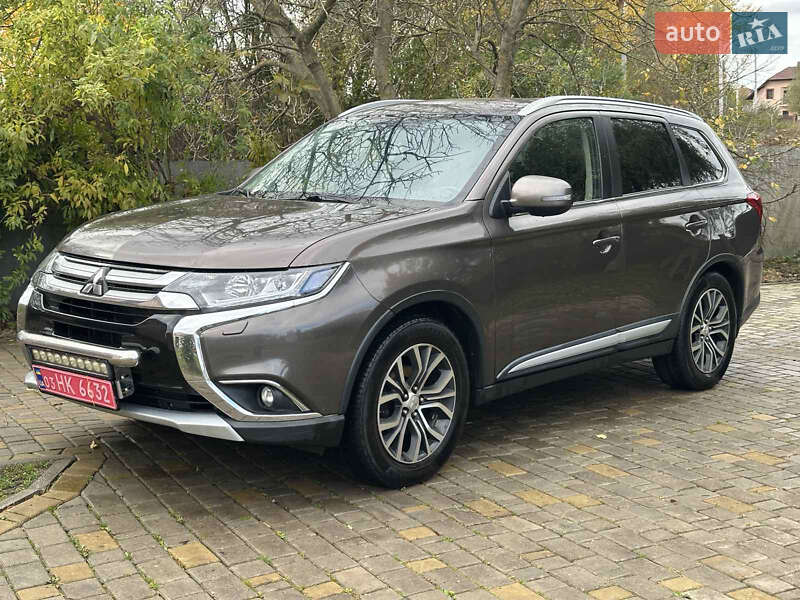 Позашляховик / Кросовер Mitsubishi Outlander 2016 в Радивиліві