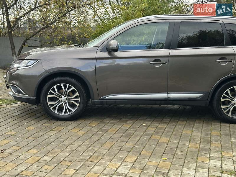 Позашляховик / Кросовер Mitsubishi Outlander 2016 в Радивиліві