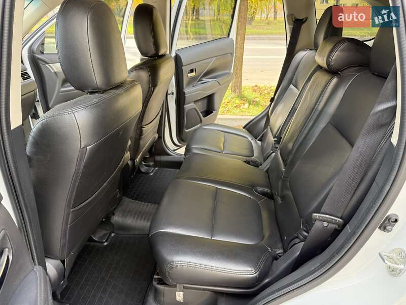 Внедорожник / Кроссовер Mitsubishi Outlander 2015 в Днепре фото 15 Внедорожник / Кроссовер Mitsubishi Outlander 2015 в Днепре