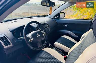 Позашляховик / Кросовер Mitsubishi Outlander 2011 в  фото 10 Позашляховик / Кросовер Mitsubishi Outlander 2011 в