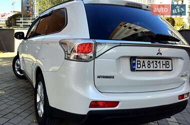 Позашляховик / Кросовер Mitsubishi Outlander 2013 в  фото 12 Позашляховик / Кросовер Mitsubishi Outlander 2013 в