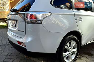 Позашляховик / Кросовер Mitsubishi Outlander 2013 в  фото 36 Позашляховик / Кросовер Mitsubishi Outlander 2013 в