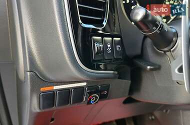Позашляховик / Кросовер Mitsubishi Outlander 2013 в  фото 41 Позашляховик / Кросовер Mitsubishi Outlander 2013 в
