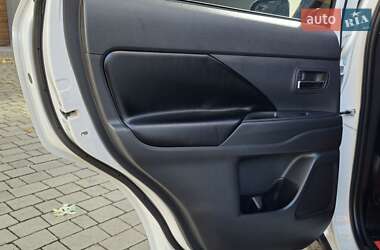 Позашляховик / Кросовер Mitsubishi Outlander 2013 в  фото 51 Позашляховик / Кросовер Mitsubishi Outlander 2013 в